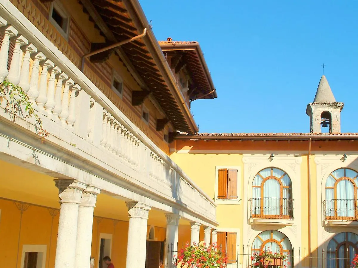 Cozy Holiday Home In Manerba Del Garda With Pool